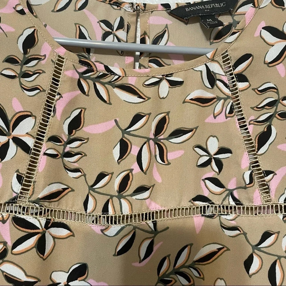 Banana Republic Floral Pleated Blouse - Picture 3 of 8
